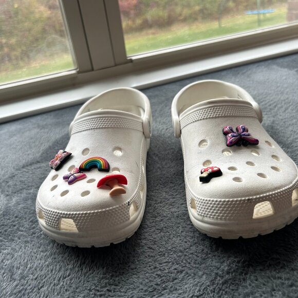 White Crocs w Jibitz Size 6M 8W GUC - Picture 4 of 6